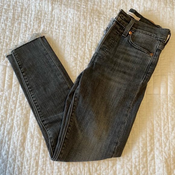 Worn once Levi’s wedgie skinny jeans - Picture 2 of 5